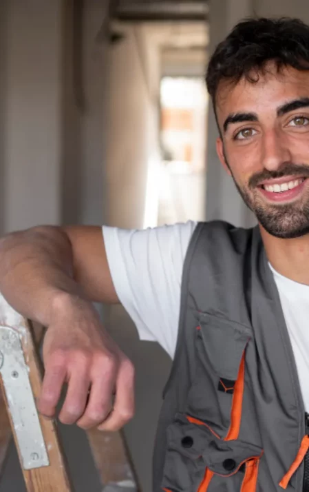 medium-shot-smiley-worker-wearing Portail auditeur Qualibat